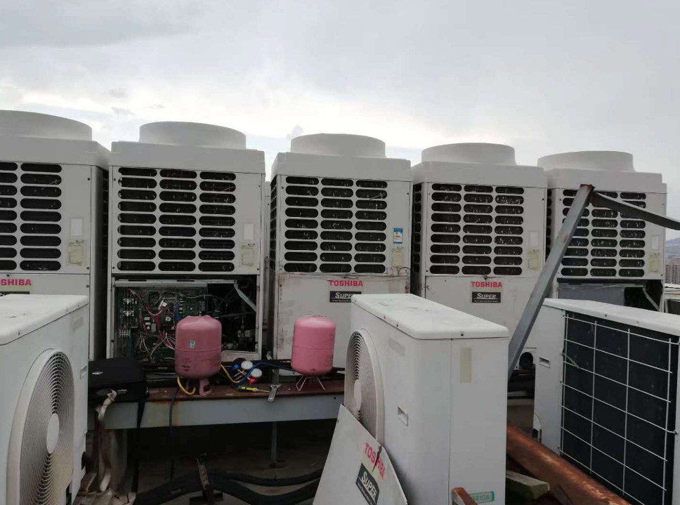 中央空调维修现场